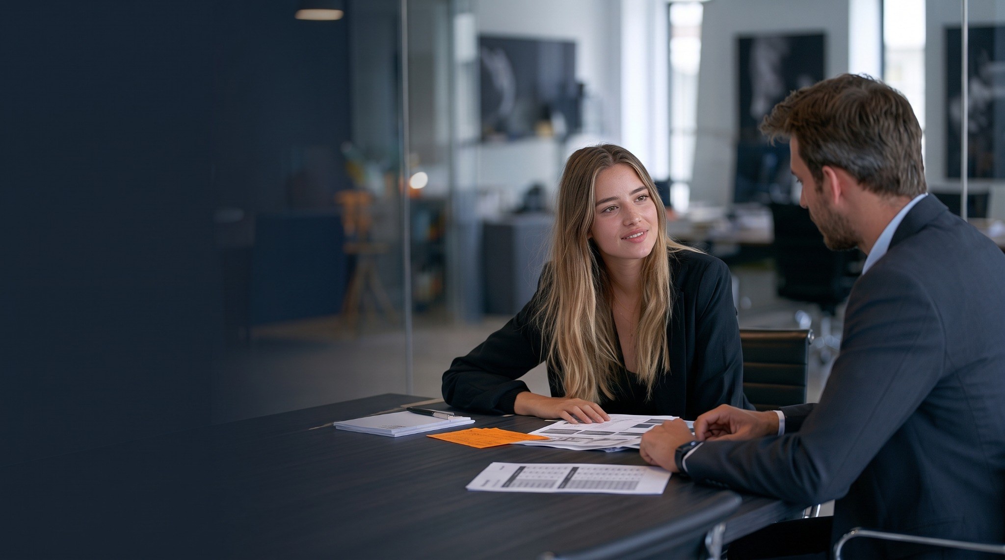 Junior salesprofessional in gesprek met een ervaren coach